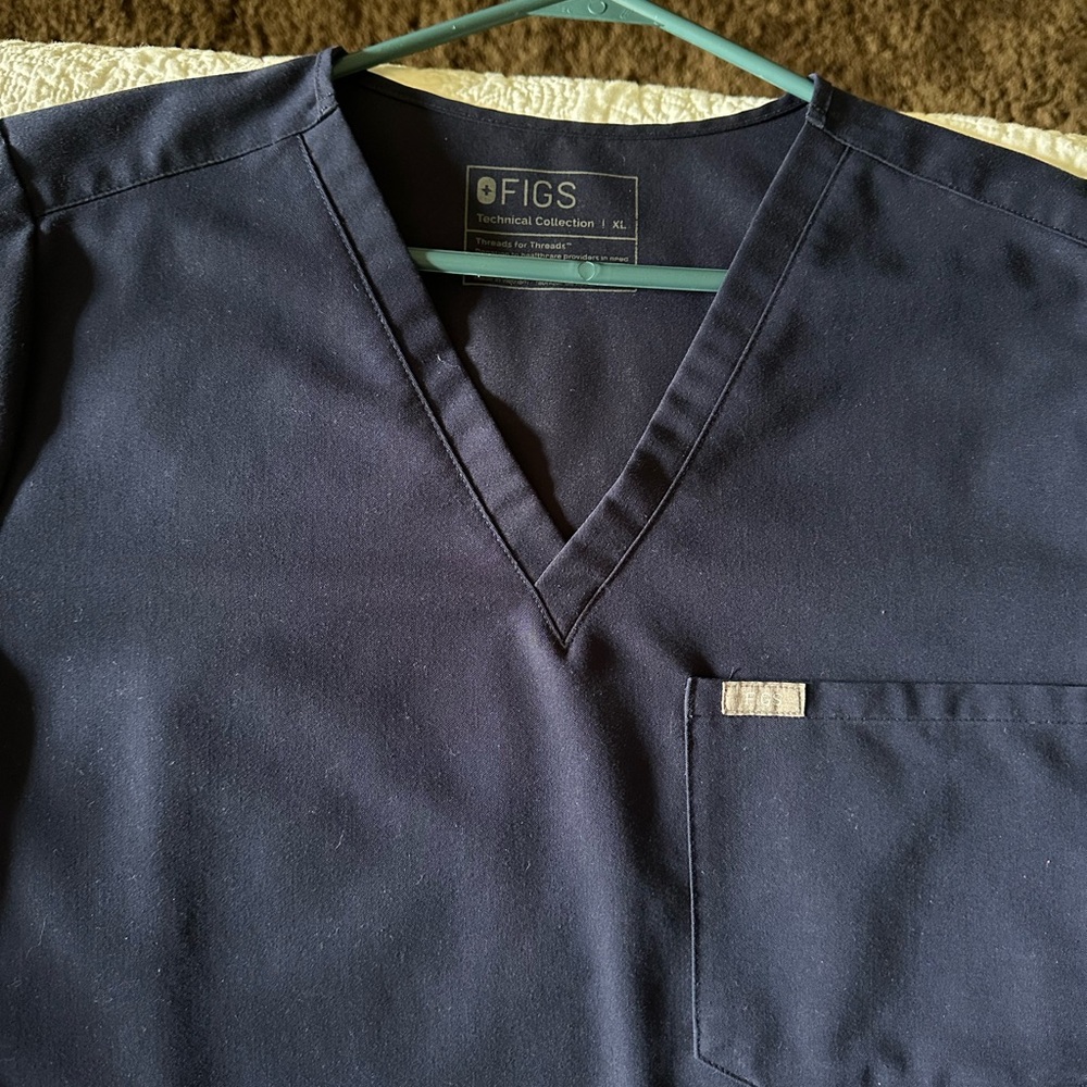 Figs Catarina One-Pocket Scrub Top - Navy